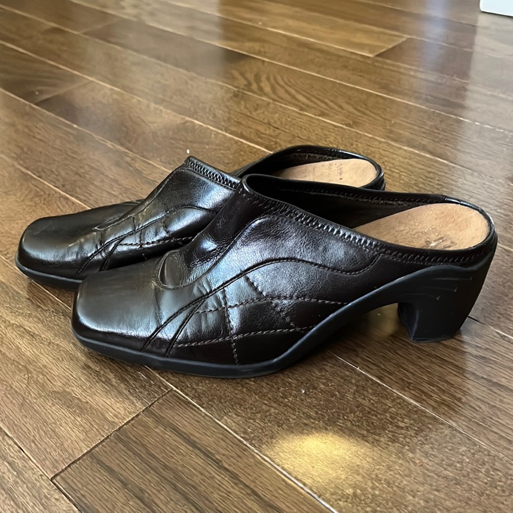 Aerosoles clogs sz 8 M rich brown w stitching detail